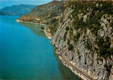 CPSM Le Lac du Bourget (Savoie) Route en corniche et Village de Brison les Oliviers au pied de la Ch
