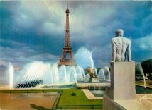 CPSM Paris la Tour Eiffel et les jeux d'eau des Jardins du Palais de Chaillot