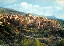 CPSM Tourettes sur Loup (A M) Curieux Village fortifie dans les maisons exterieures forment rempart