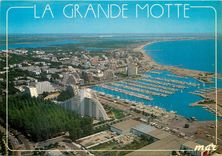 CPSM La Grande Motte ville de l'an 2000 Vue panoramique au premier plan la Grande Pyramide