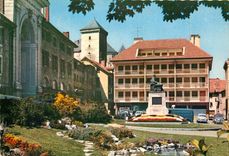 CPSM Annecy Place aux bois Statue de St Francois de Sales et Tour Perriere du chateau des Ducs de Ne