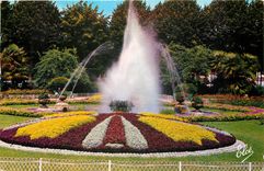 CPSM Bayonne (Basses Pyr) Le Superbe Jet d'Eau du Jardin Public