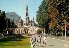 CPSM Lourdes Vue de la Basilique prise de l'entree St Michel