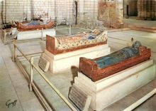 CPSM Abbaye de Fontevraud (Maine et Loire) Tombeaux des Plantagenents eleves aux 12e et 13e s