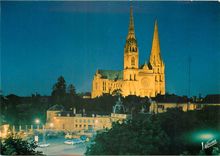 CPSM Les Merveilles des Chartres (Eure et Loir) La place Chatelet et la Cathedrale du XIIe s Vues de