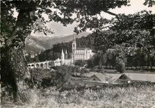 CPSM Lourdes (Htes Pyr) Echappee sur la Basilique