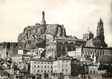 CPSM Le Puy en Velay (Haute Loire) alt 630 m Vue d'ensemble sur le rocher Corneille le Cathedrale N 