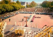 CPSM Lourdes Les Malades assistant au chemin de Croix et a la Messe sur le parvis du Rosaire