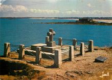 CPSM Saint Malo Cite Corsaire Le tombeau de Chateaubriant et le fort Ntional