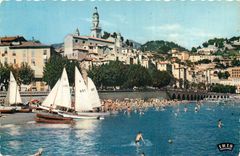 CPSM Menton (A M) La vieille ville et la Plage