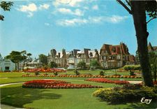 CPSM Cabourg (Calvados) Les jardins du casino