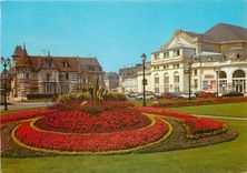 CPSM Cabourg (Calvados) La plage des Fleurs le Casino et le jardin