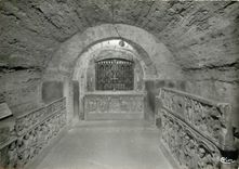 CPSM St Maximin la Ste Baume (Var) Basilqie Dominicaire la Crypte (IVe s) sur les Cotes