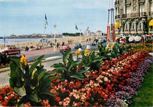 CPSM Les Sables d'Olonne (Vendee) La plage parmi les fleurs
