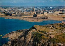 CPSM St Malo (Intra Muros) (I et V) Vue aerienne le grand Be et tombeau de Chateaubriand