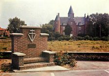 CPSM Renescure Chateau Zuthove Stele elevee a la memoire desVictimes du drame du 4 sept 1944