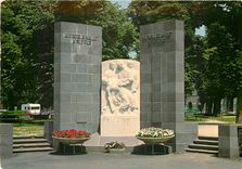 CPSM Saint Flour (Cantal) Monument au Docteur Mallet et ses Fils