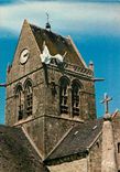 CPSM Sainte Mere Eglise (Manche) L'eglise (XIIIe s) et le Calvaire