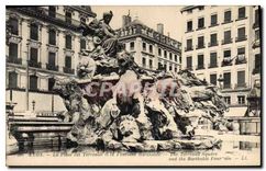 CPA Lyon La Place des Terreaux et la Fontaine Bartholdi 