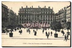 CPA Lyon Place des Terreaux et Fontaine Bartholdi 