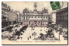 CPA Lyon La Place des Terreaux L'Hotel de Ville et la Fontaine Bartholdi 