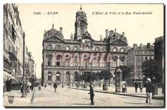CPA Lyon L'Hotel de Ville et la Rue Puits Gaillot 