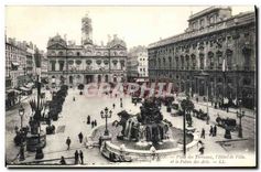 CPA Lyon Place des Terreaux L'Hotel de Ville et le Palais des Arts 