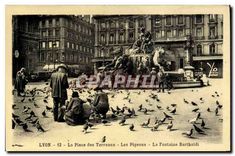 CPA Lyon La Place des Terreaux Les Pigeons La Fontaine Bartholdi 