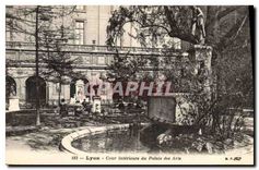 CPA Lyon Cour inteieur du Palais des Arts