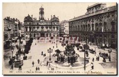 CPA Lyon Place des Terreaux L'Hotel de Ville et le Palais des Arts