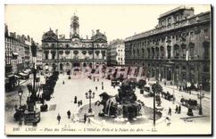CPA Lyon Place des Terreaux l'Hotel de Ville et le Palais des Arts