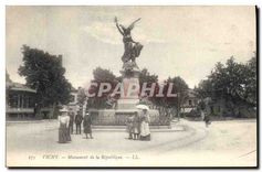 CPA Vichy Monument de la Republique