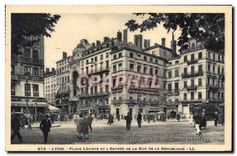 CPA Lyon place Leviste et l'entree de la rue de la Republique 