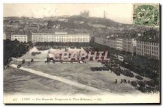 CPA Lyon une Revue des Troupes sur la place Bellecour Militaria