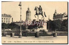 CPA Lyon Place Bellecour statue de Louis XIV l'eglise de la Charite 