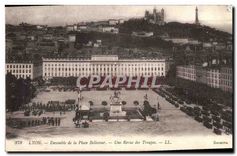 CPA Lyon ensemble de la place Bellecour une Revue des Troupes Militaria