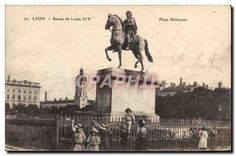 CPA Lyon statue de Louis XIV place Bellecour 