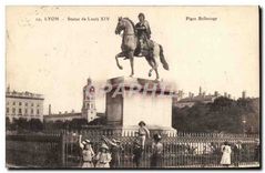 CPA Lyon Place Bellecour Statue de Louis XIV Enfants