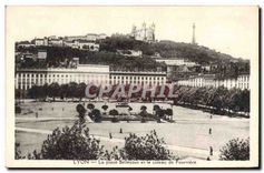CPA Lyon Place Bellecour et le coteau de Fourviere 