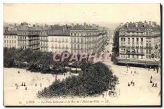 CPA Lyon La Place Bellecour et la Rue de l'Hotel de Ville 