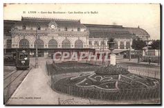 CPA Lyon Gare des Brotteaux Les Jardins et le Buffet 