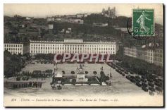 CPA Lyon Ensemble de la Place Bellecour Une Rue des Troupes Militaria