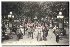 CPA Vichy Allee centrale du Parc 