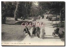 CPA Vichy Une allee du Nouveau Parc 