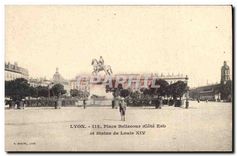 CPA Lyon Place Bellecour Cote Esd et Statue de Louis XIV 