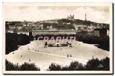 CPA Lyon Place Bellecour et coteau de Fourviere 