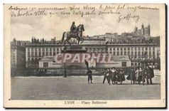 CPA Lyon Place Bellecour Statue de Louis XIV et le Dome de l'Hotel Dieu 
