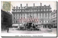 CPA Lyon Place des Terreaux Fontaine Bartholdi
