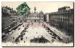 CPA Lyon Place des Terreaux Hotel de Ville Fontaine Bartholdi et Palais des Arts
