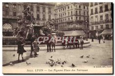 CPA Lyon Les Pigeons Place des Terreaux Enfants